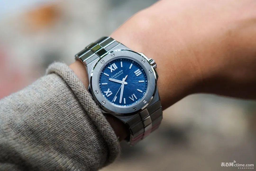 包含赛地聚焦：意甲清晨热度飙升，斯图加特更衣室发声，态度坚定，球探报告显示潜力的词条